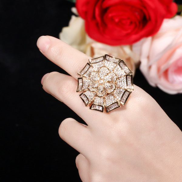 Anillos de dedo dorados con circonita cúbica geométrica en forma de flor y gran diseño llamativo