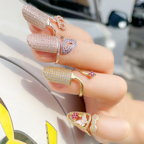 Anillo de armadura con circonita cúbica brillante y dije de mariposa hueca de moda