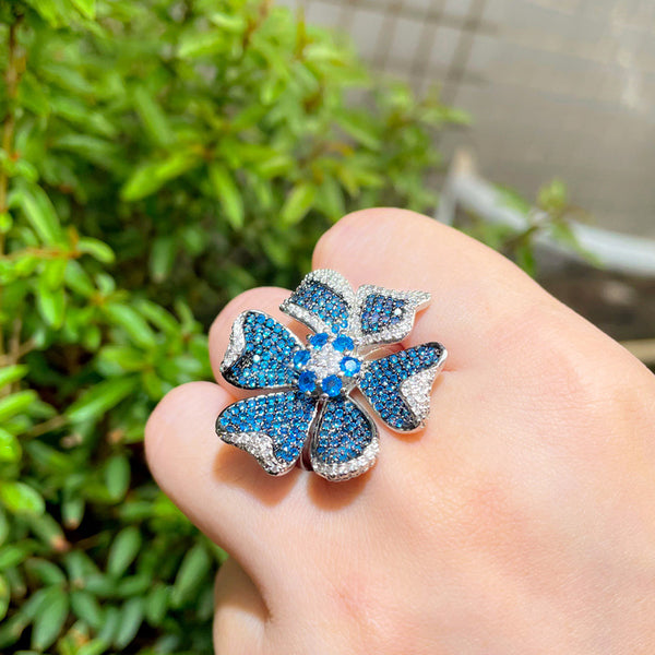 Hermosos anillos antiestrés ajustables con circonita cúbica azul en forma de flor grande para bodas y fiestas.