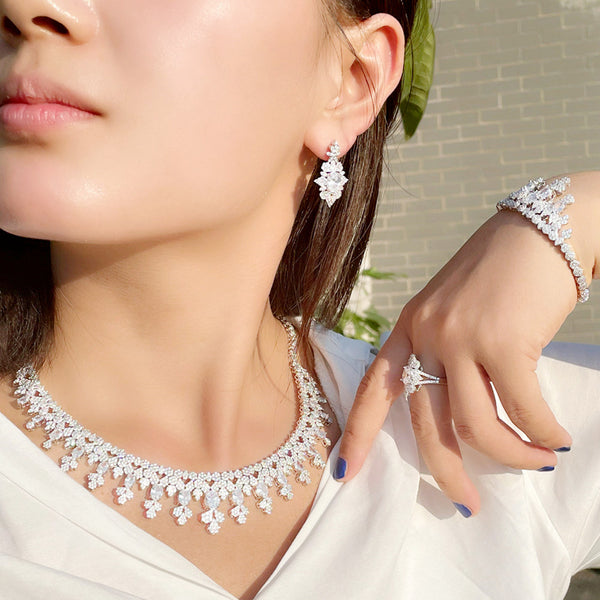Gargantilla, collar, pendientes, anillo y pulsera con colgante de circonita blanca