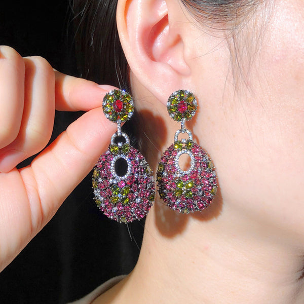 Pendientes colgantes de cadena de eslabones largos de lujo con circonitas cúbicas verdes y rojas de estilo vintage, de oro negro.