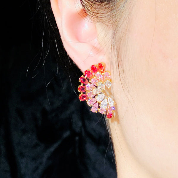 Pendientes grandes de oro amarillo con circonitas cúbicas simétricas, rosas y rojas, con flores coloridas
