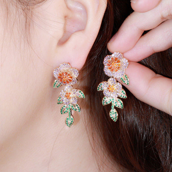 Pendientes largos de novia con estambre de flor de naranja y hoja verde
