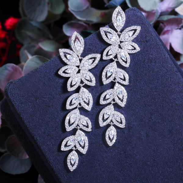 Pendientes colgantes simétricos de plata con circonitas cúbicas brillantes y forma de hoja larga
