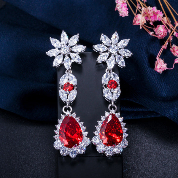 Pendientes largos con circonita cúbica roja y flor grande en oro blanco