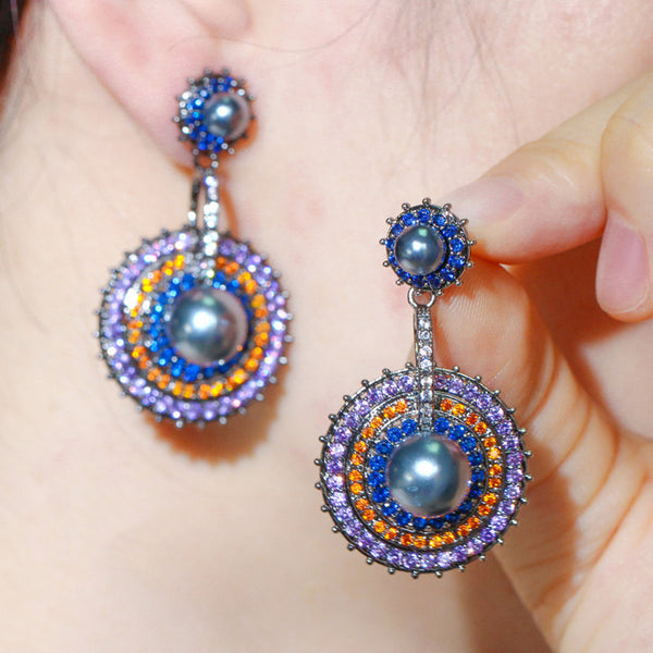 Elegantes pendientes largos de cadena con eslabones y perla redonda grande con pavé de circonitas cúbicas en azul y morado