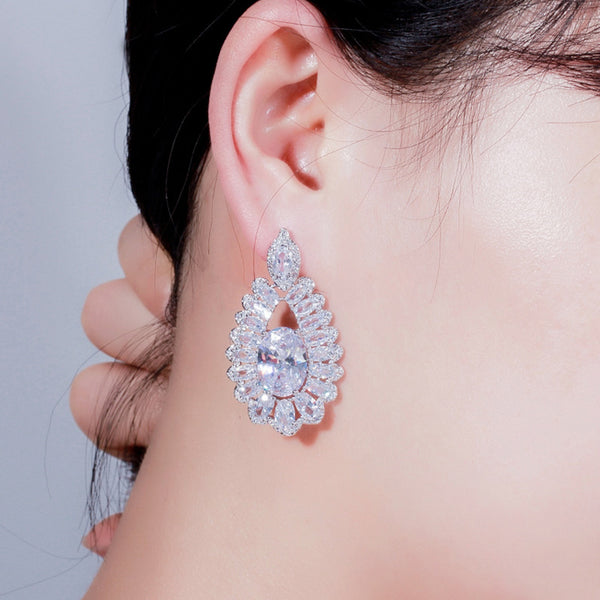 Pendientes largos colgantes de circonita cúbica ovalada blanca brillante para novia