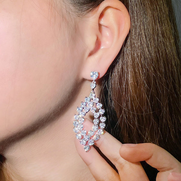 Pendiente largo con forma de corazón de amor, color plata y circonita cúbica brillante