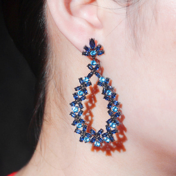 Pendientes largos de boda con circonita cúbica azul real y flor de oro negro