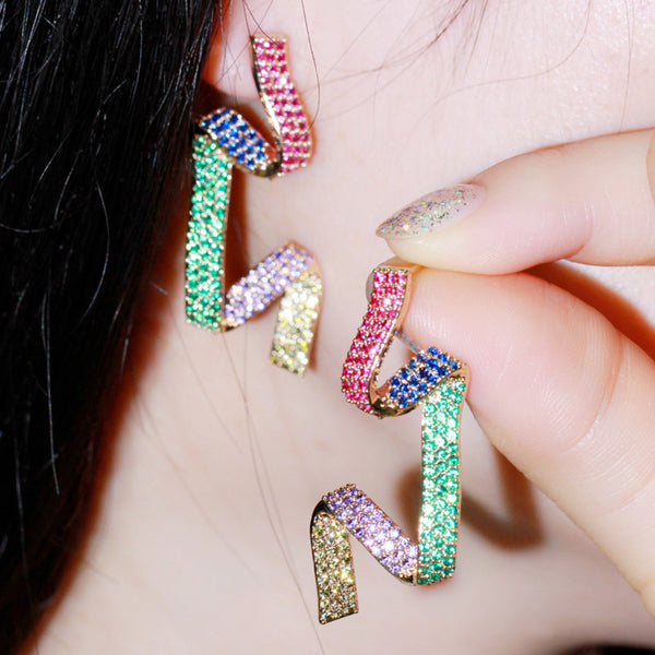 Hermosos aretes colgantes largos de cintas de oro amarillo con microcolores para mujer