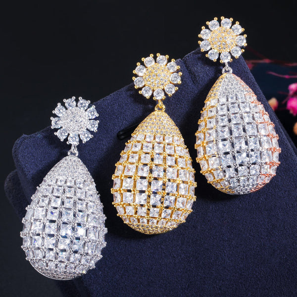 Pendientes bohemios de tres tonos dorados con pavé de circonitas cúbicas brillantes para novias, bodas, con grandes flores y gotas de agua