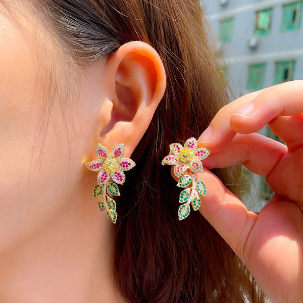 Pendientes largos con hojas y flores chapados en oro