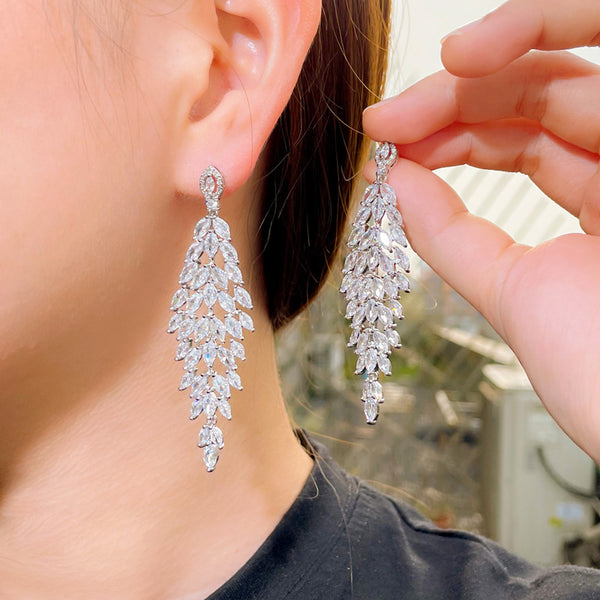 Pendientes colgantes largos de hoja con circonita cúbica blanca bañados en plata para mujer