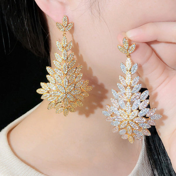 Pendientes colgantes de circonita cúbica con hojas de flores grandes y elegantes de oro para mujer