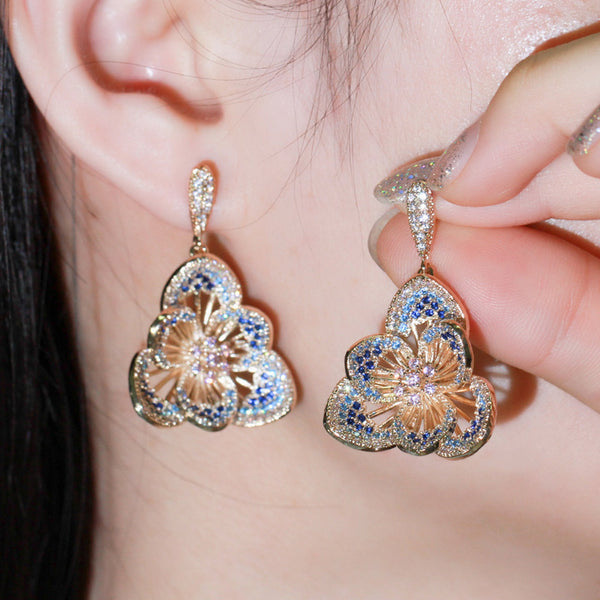 Pendientes colgantes de lujo con flor hueca grande y circonita cúbica azul color oro indio