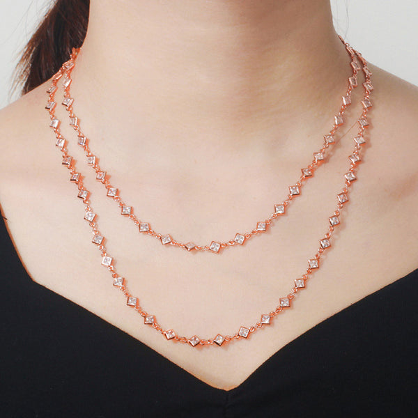 Gargantilla larga con cristales y eslabones de cadena de oro rosa con circonitas cúbicas cuadradas en capas