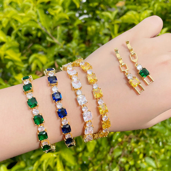 Pulsera de eslabones con dije cuadrado de circonita cúbica en color dorado y verde amarillo