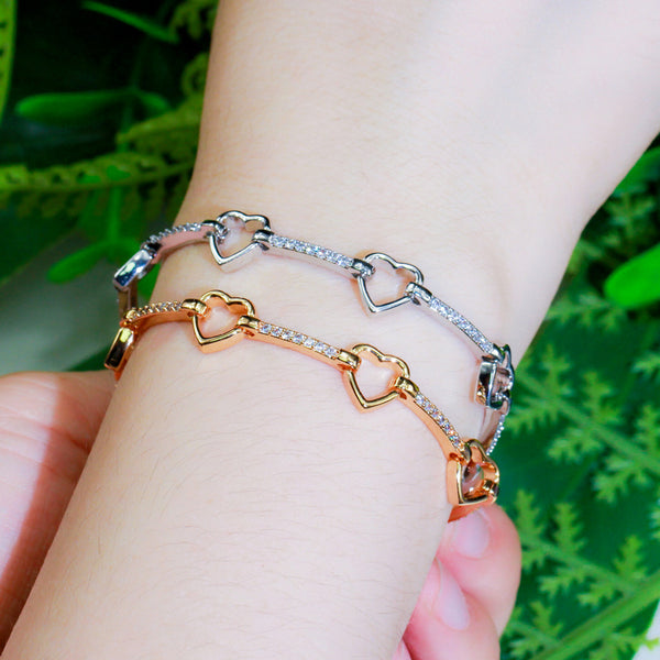Pulsera de cadena de eslabones con forma de corazón y circonita cúbica en color dorado