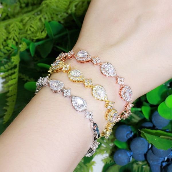 Pulsera clásica de cadena de eslabones con forma de gota de agua en color dorado y cristales de circonita cúbica brillantes