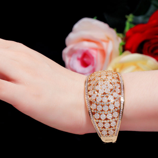 Brazalete ancho extragrande de color oro indio con circonitas cúbicas huecas