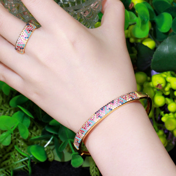 Brazalete abierto grande y redondo con circonita cúbica arcoíris de oro africano