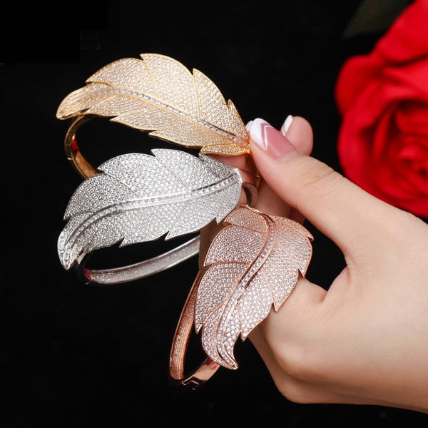 Brazaletes grandes y anchos con plumas de circonita cúbica brillante para novias y fiestas de bodas