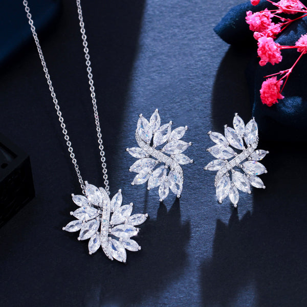 Conjunto de collar y pendientes con colgante de hoja de circonita blanca