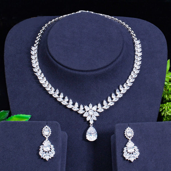 Conjunto de collar y pendientes nupciales con colgante de gota de agua en forma de marquesa grande