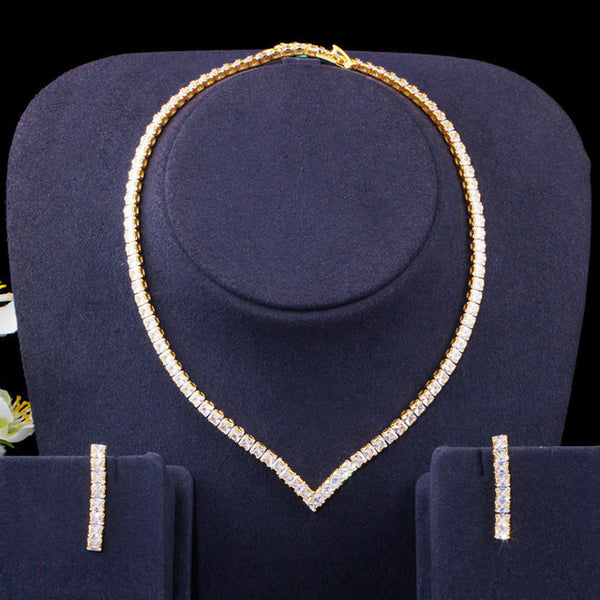 Conjunto de joyería nupcial clásica de oro amarillo con circonitas cúbicas brillantes y corte cuadrado.