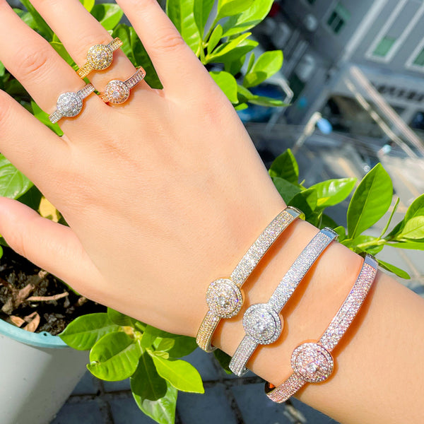 Conjunto de brazaletes y anillos abiertos de lujo con circonita cúbica brillante en tres tonos dorados