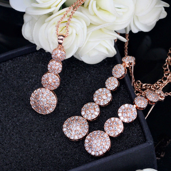 Conjunto de collar y pendientes con micropavé de circonitas cúbicas redondas de 5 brillantes