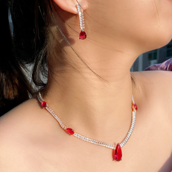 Conjunto de joyería vintage con collar, gargantilla y pendientes con dije de gota de agua de circonita cúbica roja