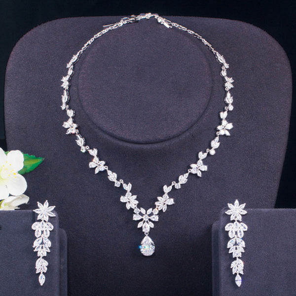 Conjunto de pendientes y collar con gotas de agua grandes y largas