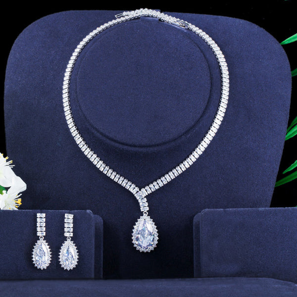 Conjunto de pendientes y collar con grandes gotas de agua de circonitas blancas brillantes