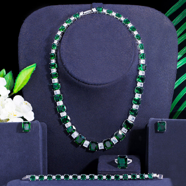 Gargantilla, collar, pendientes, pulseras y anillos con circonitas cúbicas talladas.