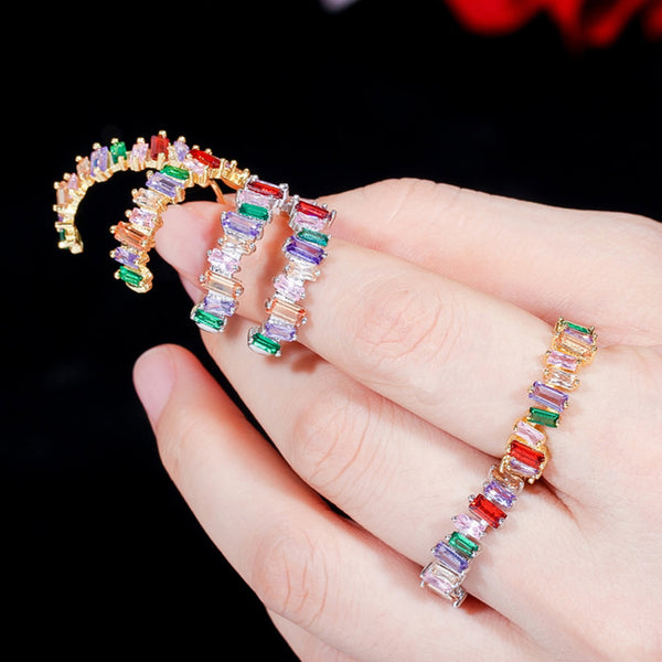 Conjunto de joyas con aretes y anillos ajustables de medio círculo dorados con piedra CZ colorida irregular de moda