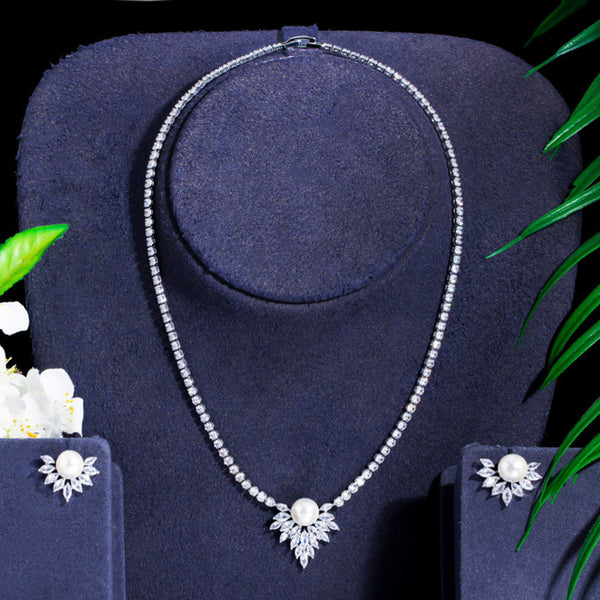 Conjunto de joyería de aniversario con colgante de flor de perla, circonita cúbica, color plata, collar y pendientes.