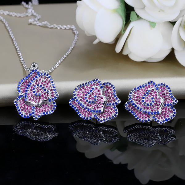Conjunto de collar de fiesta para mujer con pavé de circonitas cúbicas azules y rojas con flor de rosa brillante