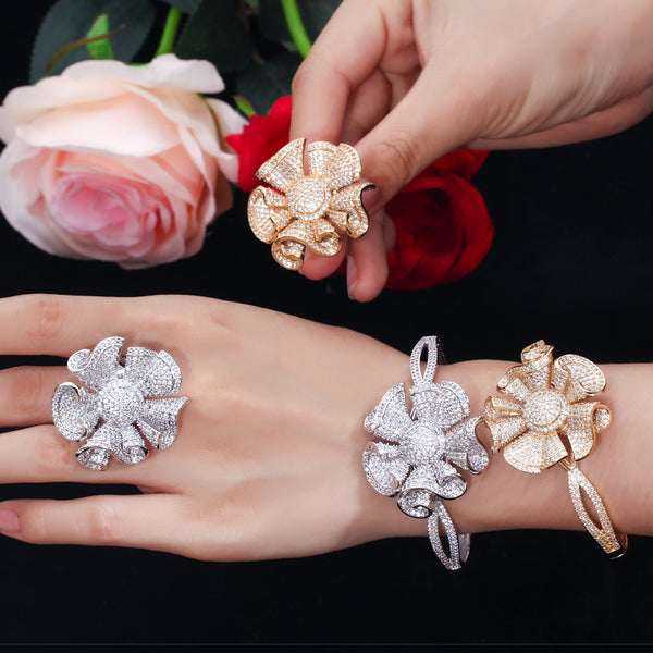 Brazalete y anillo para mujer con circonita cúbica brillante en color dorado con forma de flor grande