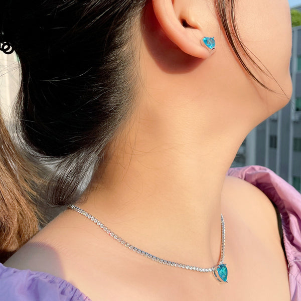 Conjunto de joyas con aretes y collar de cristal de circonita cúbica azul claro con eslabones de cadena en forma de corazón