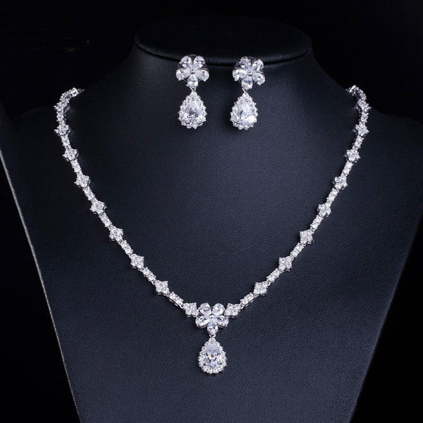 Conjunto de collar y pendientes con colgante de flor en forma de lágrima y cristal de circonita cúbica color plata