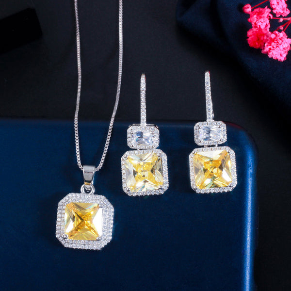 Conjunto de collar y pendientes con colgante de cristal de circonita cúbica de corte cuadrado amarillo brillante