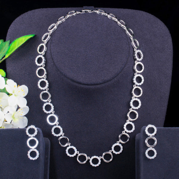 Conjunto de collar y gargantilla de lujo con circonitas cúbicas brillantes de color plateado y múltiples círculos