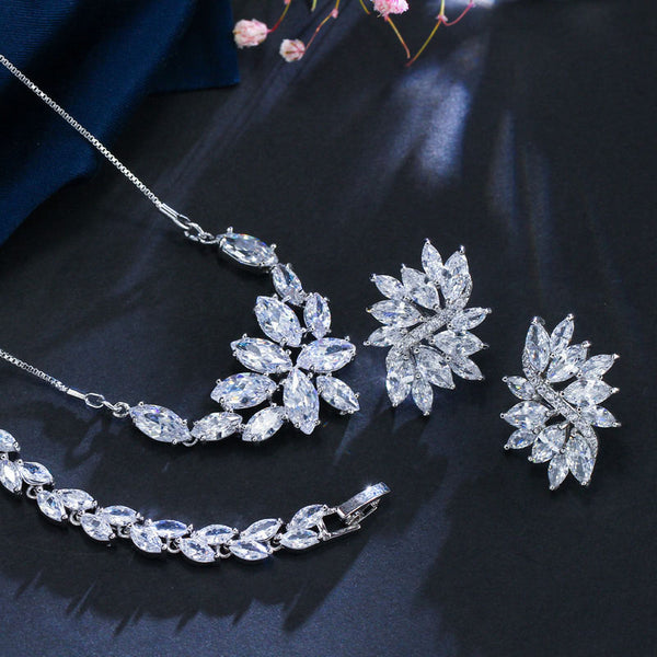Collar, pendientes y pulsera de circonitas cúbicas con forma de flor grande