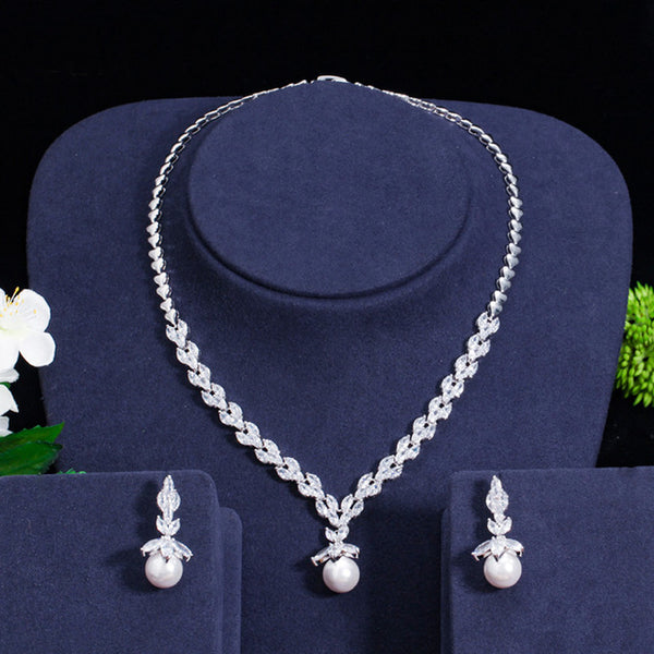 Conjunto de collar y pendientes largos con forma de hoja de circonita cúbica y perlas