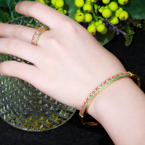 Conjunto de brazalete y anillo abierto de oro indio con micro pavé de circonitas multicolores