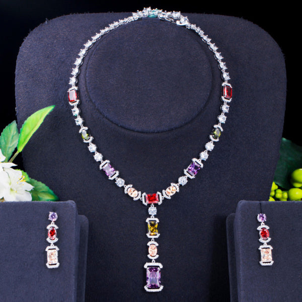 Conjunto de collar y pendientes con colgante geométrico largo de circonita cúbica multicolor