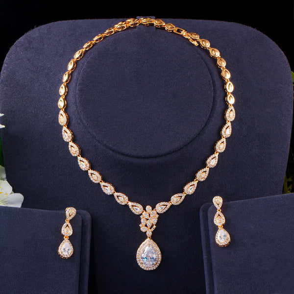 Conjunto de joyería nupcial de lujo con pendientes largos y collar de gota de agua y circonitas cúbicas en oro de Dubái