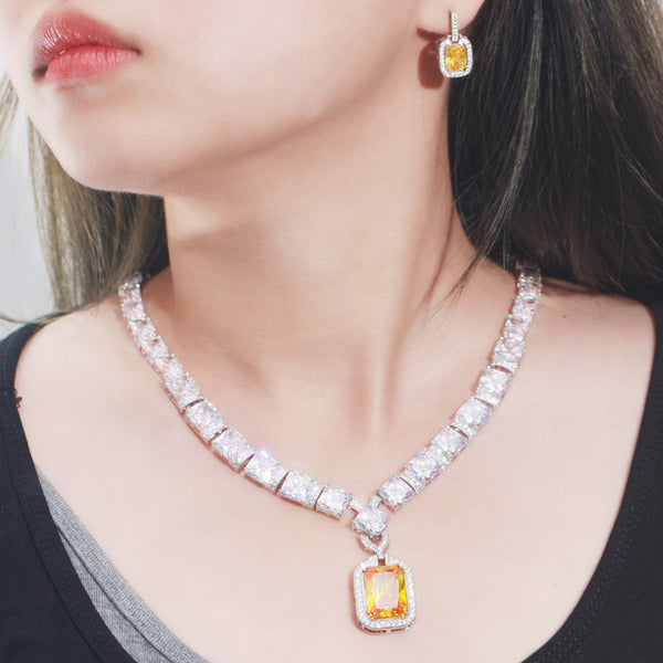 Conjunto de collar y pendientes con colgante cuadrado grande de circonita cúbica de color blanco amarillento de lujo