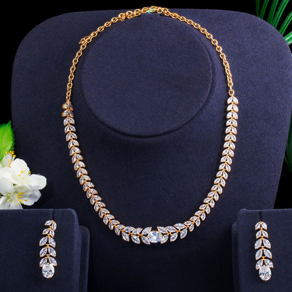 Conjunto de joyas con pendientes largos, collares y cadenas de oro blanco sencillo con circonitas cúbicas y hojas clásicas